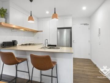 Furnished 2 bed, 2 bath, 1 carpark