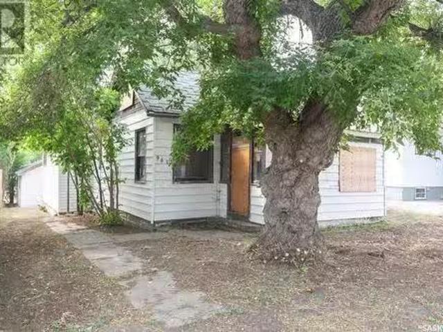 961 Caribou Street W, Moose Jaw, SK, S6H 2L4 house for sale.