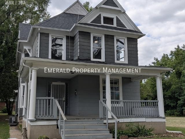 964 N Court St, 6 beds, 2 full baths