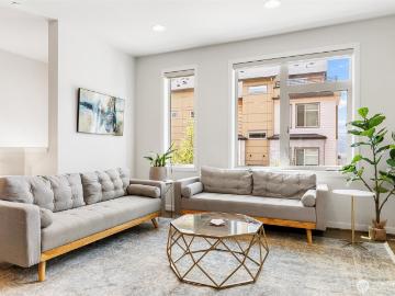 966 6th Avenue NE