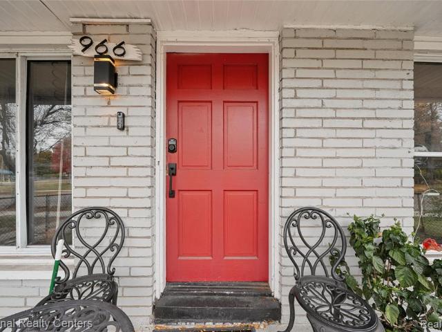 966 E Greendale