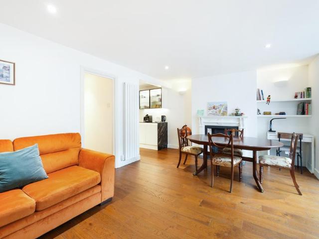 96 Minford Gardens, London W14 2 bed flat to rent £4,000 pcm £923 pw