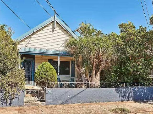 96 Silver Street, St Peters House for rent Listed by Kate Gra.