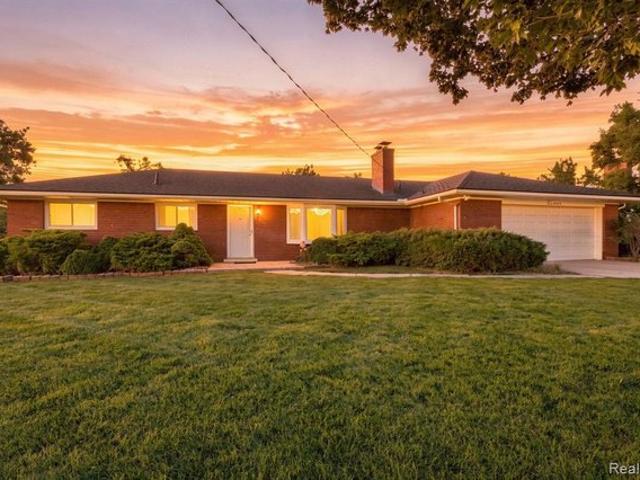 9732 Waterway Dr, Grosse Ile, MI 48138