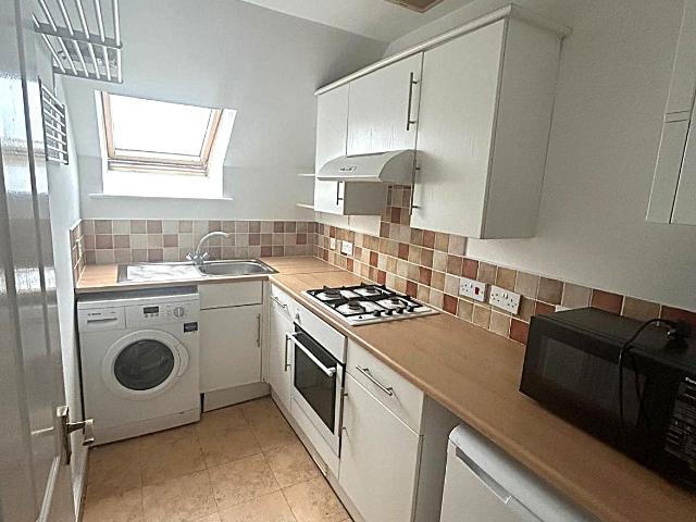 £975 PCM, Modern Two Bedroom Second Floor Flat with Allocated Off Road Parking in Chartwell Court, Cowbridge Road East, Canton, Cardiff, CF5 1BN