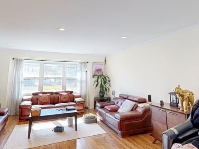 976 Kingston Dr