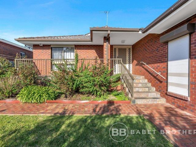 976M2 LAND, TWO KITCHENS, TWO LIVING AREAS!