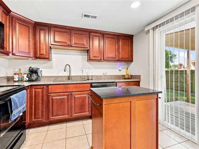977 Oak Forest CT