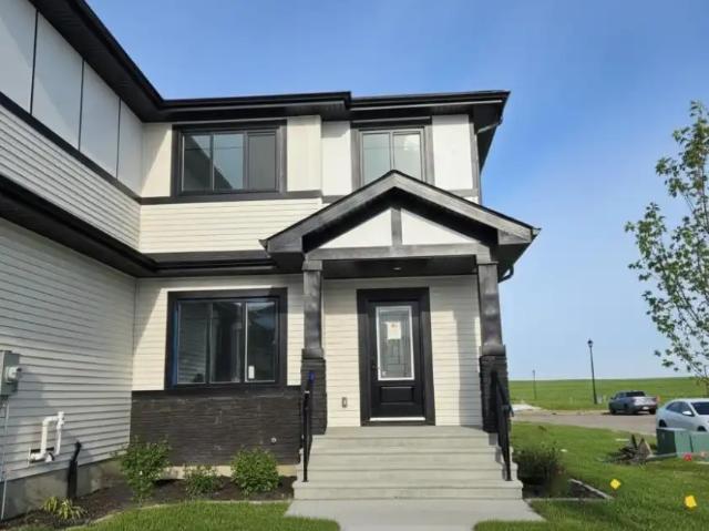 #Mainfloor 9802 107 Morinville AV