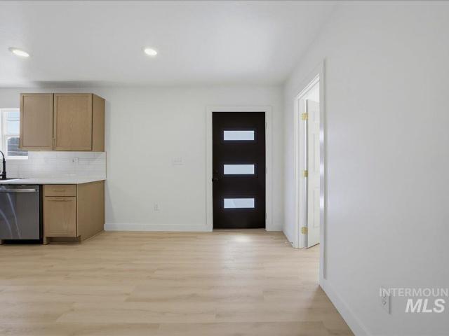 980 N Clithero Dr