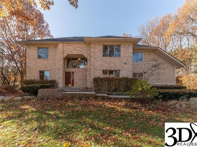 9825 Finnegan Dr, Hamburg Township, MI 48116