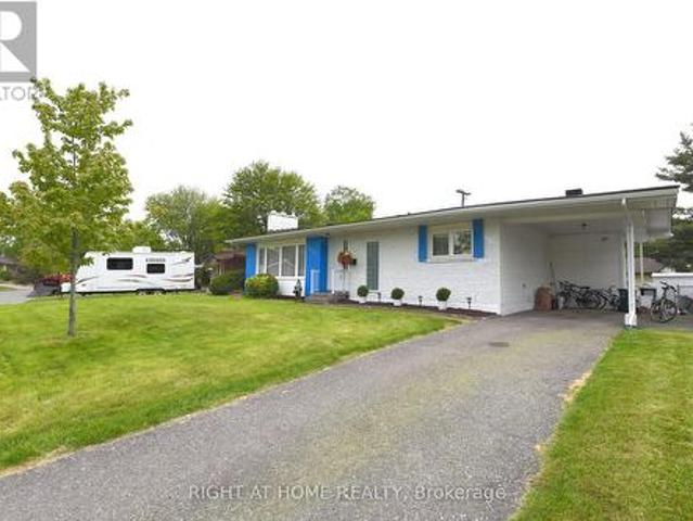 989 Goren Avenue, Ottawa, ON, K1G 2T8 house for sale | Listing ID X14083 | Royal LePage