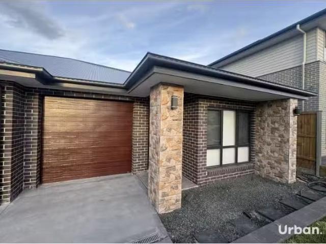 98 Settlers Boulevard, Chisholm Townhouse for rent Listed by.