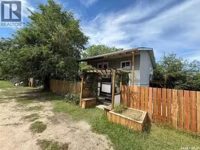 992 Terry Street, Cochin, SK, S0M 0L0 house for sale Listin.