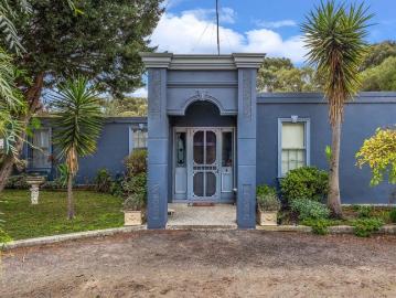 994m2 Reserves on two sides A solid home and good shedding