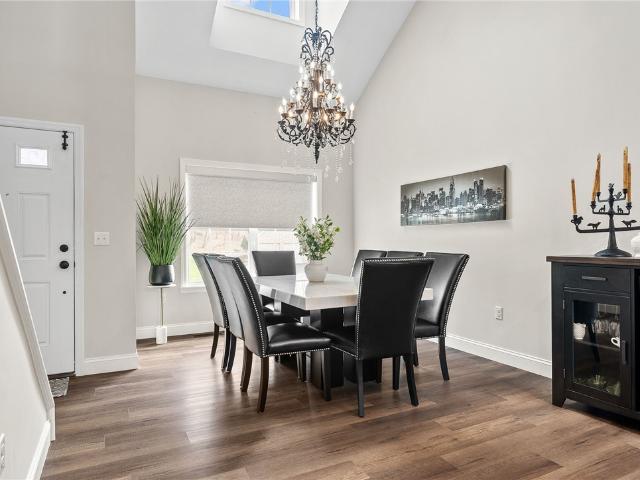 996 Surrey Woods Dr
