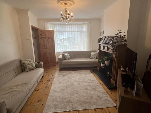 99 Pembroke Avenue, Enfield Highway, London, EN1 4HA, United Kingdom | 3 bed duplex for rent #138775471 | Rentberry