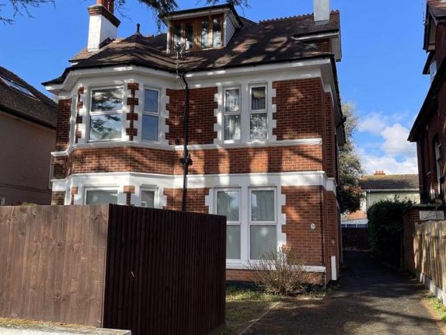 99 Richmond Wood Road 2 bed apartment to rent £1,150 pcm £265 pw