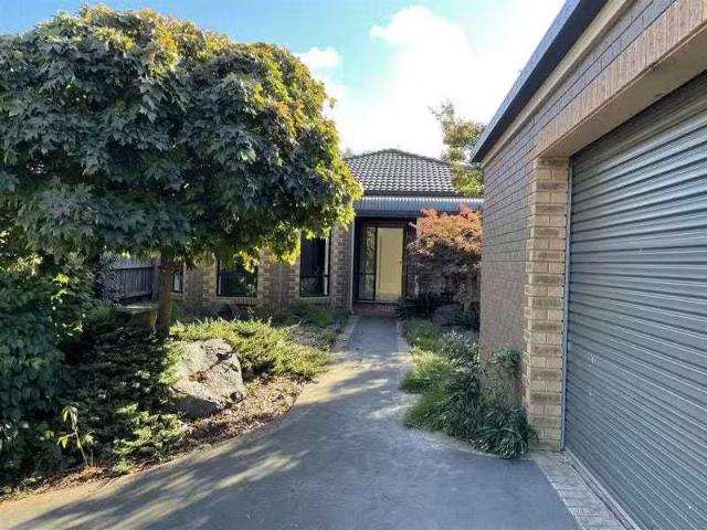 9 Mc Ilwraith Court, Berwick, VIC 3806 House for Rent