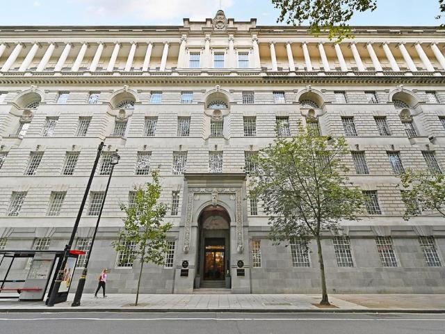 9 Millbank, London SW1P 2 bed flat to rent £6,000 pcm £1,385 pw