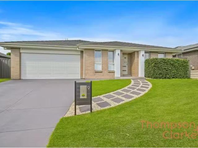 9 Arrowfield Street, Cliftleigh House for rent Listed by Chan.
