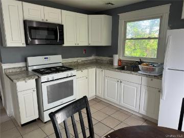 9 Bartlett St, Poughkeepsie, NY 12601 | MLS #989415