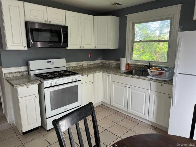 9 Bartlett St, Poughkeepsie, NY 12601 | MLS #989415