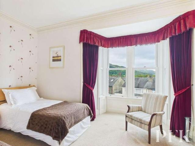 9 bed house for sale