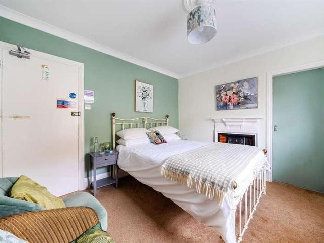 9 bed house for sale