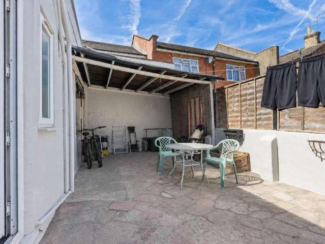 9 bed house for sale
