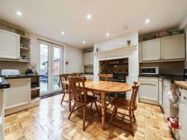 9 bed house for sale