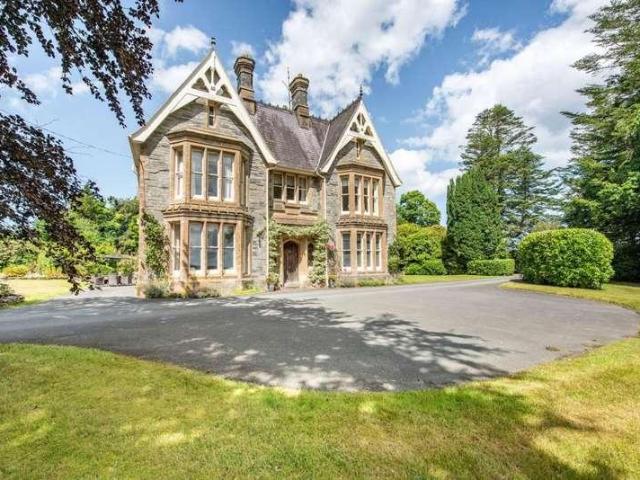 9 bed house for sale