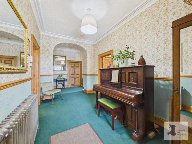 9 bed house for sale