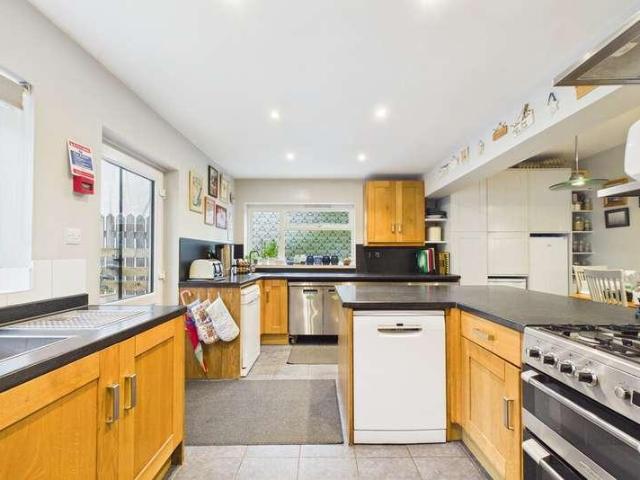 9 bed house for sale