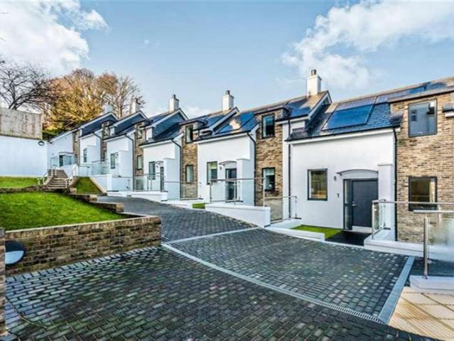 9 bed house for sale
