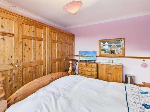 9 bed house for sale