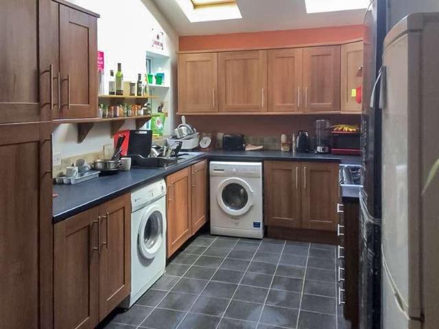 9 bed house for sale