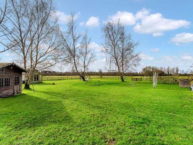 9 bed house for sale