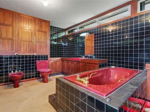 9 bed house for sale