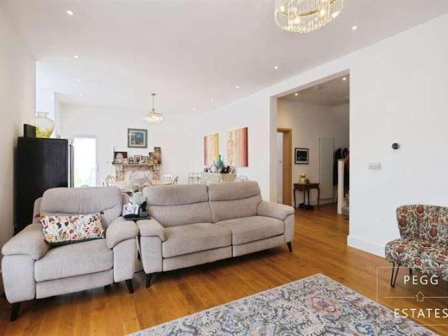 9 bed house for sale