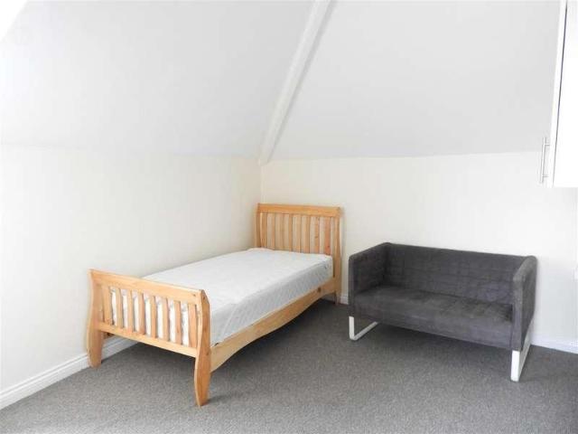 9 bed house for sale