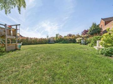 9 bed house for sale