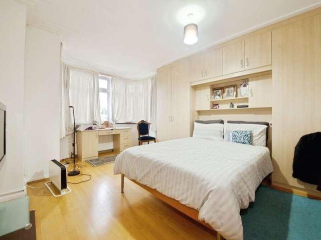 9 bed house for sale