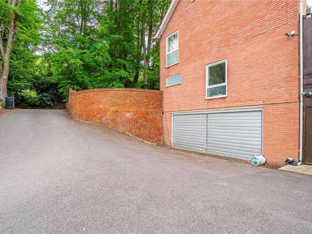 9 bed house for sale