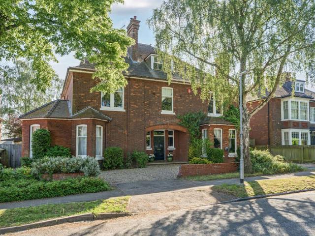 9 Bedroom Detached House