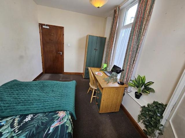 9 bedroom detached house to rent