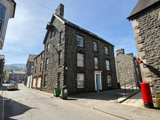 9 bedroom end of terrace house for sale