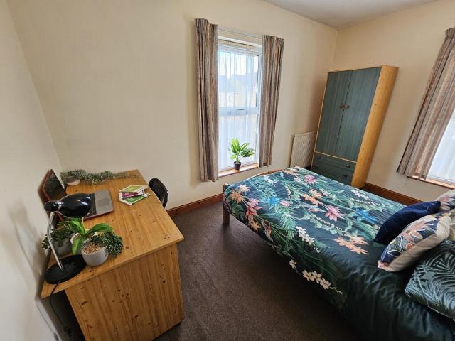 9 bedroom end of terrace house to rent