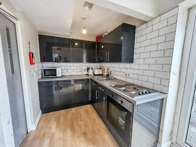 9 bedroom flat to rent