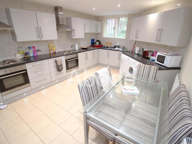 9 Bedroom House for rent at Regent Park Terrace, Hyde Park, Leeds